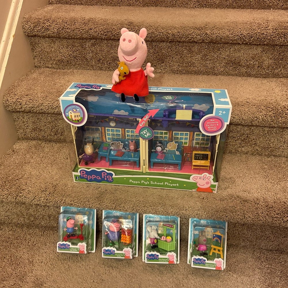 Peppa Pig School Playset & Figures NEW !!